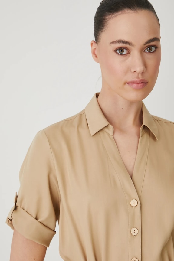 Kombinezon damski z paskiem z lyocellu kolor beżowy RS25-SKD801 beżowy