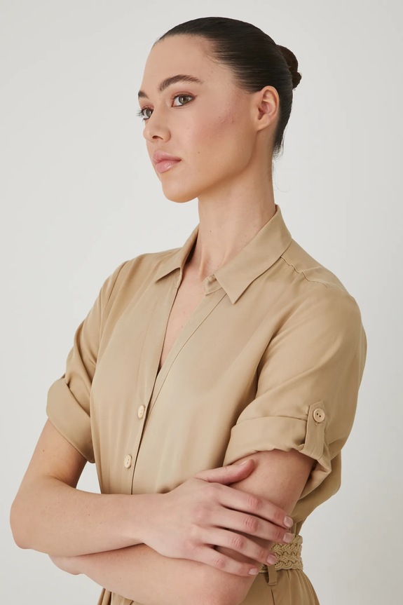 Kombinezon damski z paskiem z lyocellu kolor beżowy RS25-SKD801