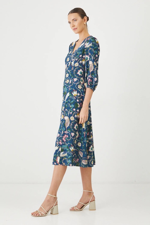 Šaty dámske midi vzorované tmavomodrá farba RS25-SUD030 tmavomodrá RS25