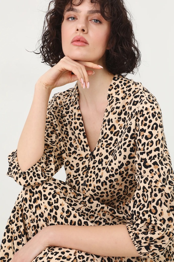 Sukienka mini z wiskozy w panterkę kolor beżowy beżowy RS25-SUD051