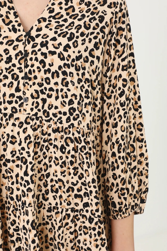 Sukienka mini z wiskozy w panterkę kolor beżowy RS25-SUD051 beżowy