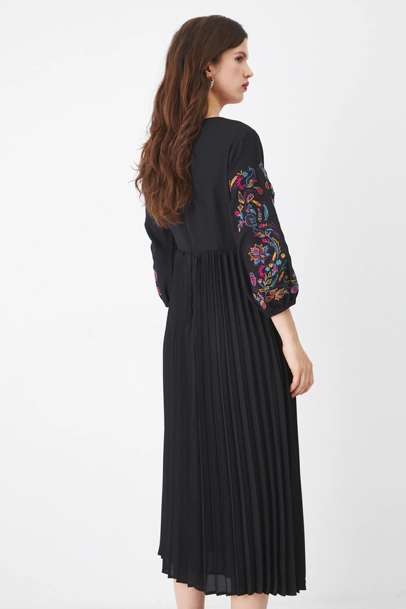 Odzież Sukienka damska midi z ozdobnym haftem kolor czarny RS25-SUD105 czarny