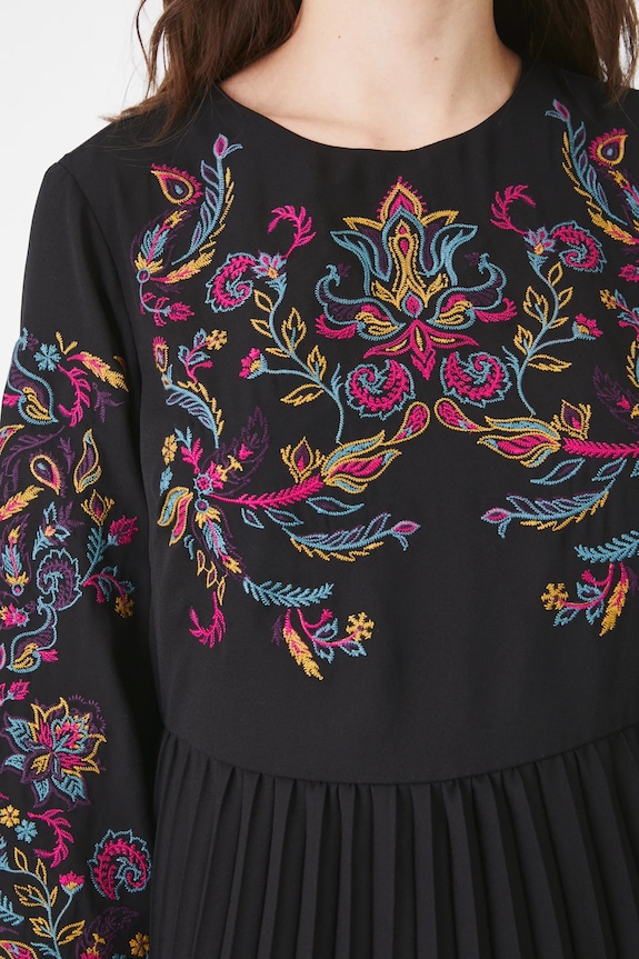 Sukienka damska midi z ozdobnym haftem kolor czarny RS25-SUD105