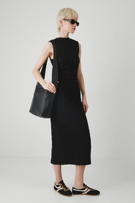 Sukienka damska midi z fakturą kolor czarny midi czarny RS25-SUD805