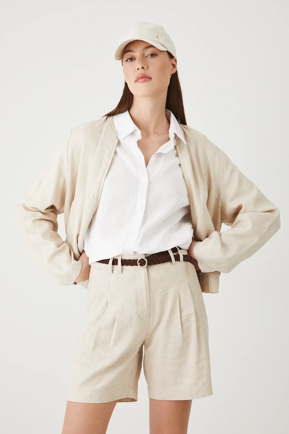 Szorty z lnem damskie z paskiem gładkie kolor beżowy tkanina beżowy RS25-SZD093