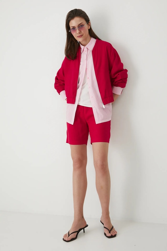 Szorty z lnem damskie z paskiem gładkie kolor czerwony tkanina czerwony RS25-SZD093