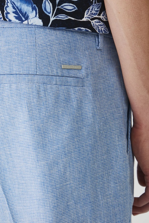 Szorty z domieszką lnu męskie regular z drobnym wzorem kolor niebieski niebieski RS25-SZM826