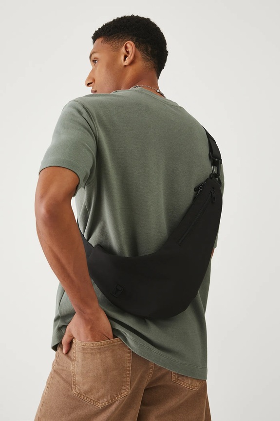 Ledvinka pánská hladký povrch černá barva casual černá RS25-TOM600