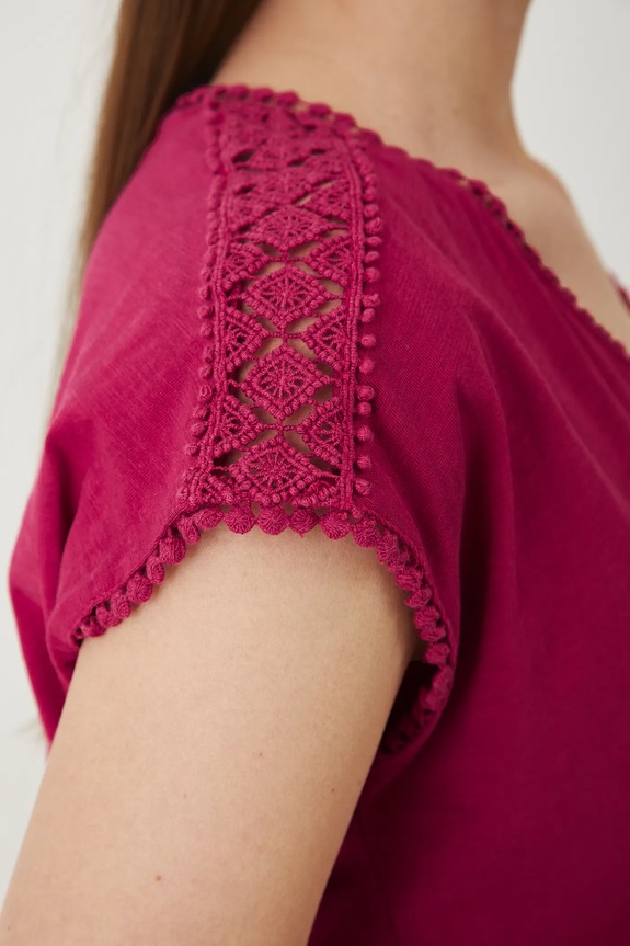 T-shirt bawełniany damski z ozdobnymi wstawkami kolor czerwony RS25-TSD090 czerwony