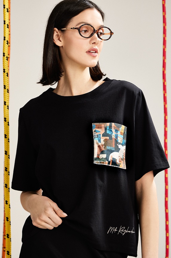 T-shirt bawełniany damski z elastanem by Mila Raczkowska, Grafika Polska kolor czarny okrągły czarny RS25-TSD458