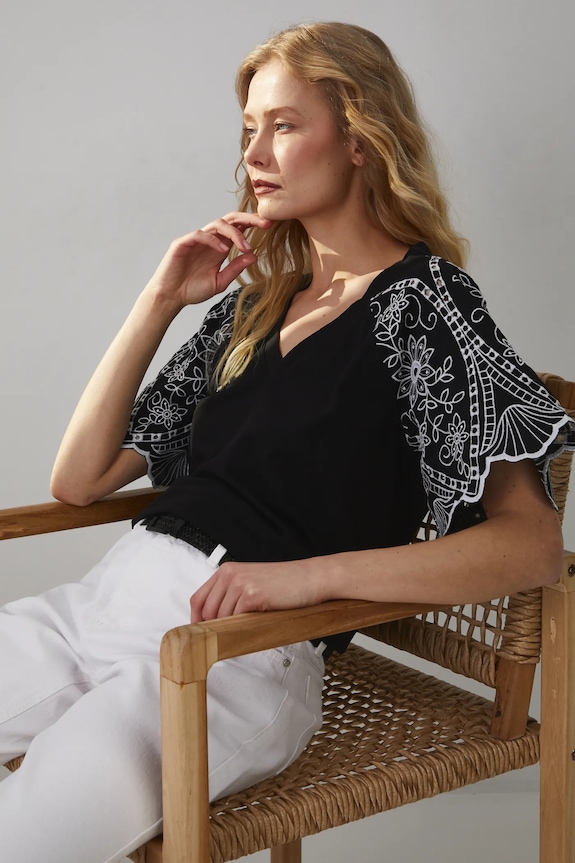 T-shirt bawełniany damski z elastanem z ozdobnym haftem kolor czarny z elastanem czarny RS25-TSD602