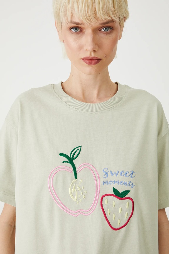 Odzież T-shirt bawełniany damski z ozdobnym haftem kolor zielony RS25-TSDB08 zielony
