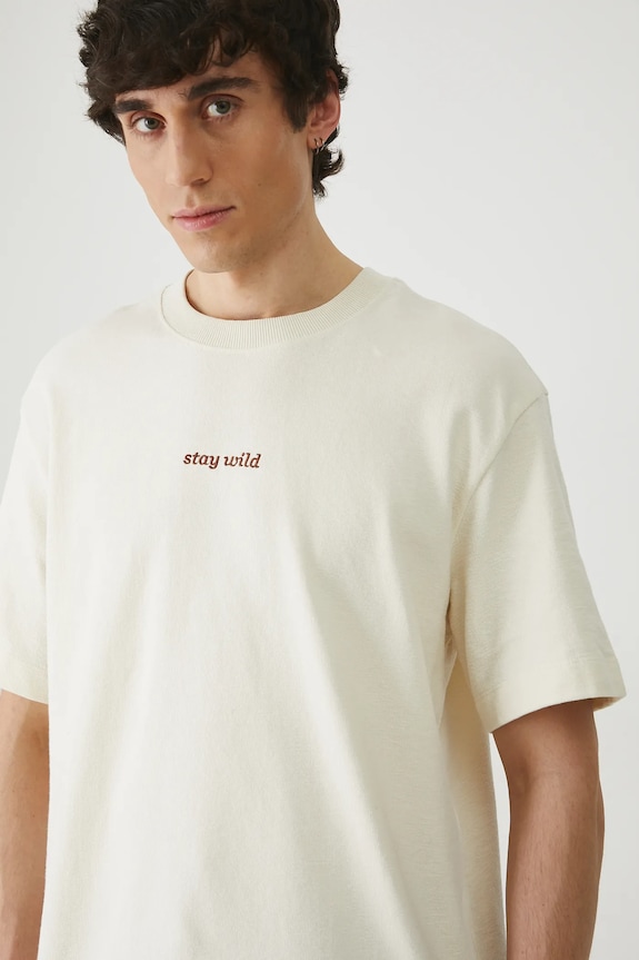 T-shirt bawełniany męski z ozdobnym haftem kolor beżowy beżowy RS25-TSM812