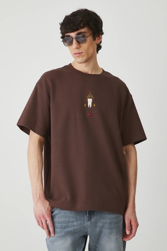 T-shirt męski z kolekcji El Gato Chimney x Medicine kolor brązowy RS25-TSM860 brązowy