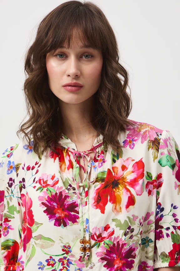 Bluzka damska z wiskozy w kwiaty beżowy RS26-BKD070