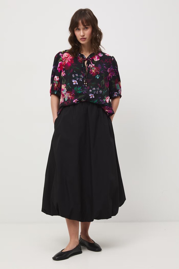 Bluzka damska z wiskozy w kwiaty RS26-BKD070 czarny RS26