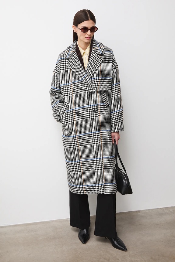 Płaszcz z domieszką wełny damski dwurzędowy w kratę nieocieplane czarny RS26-KPD100