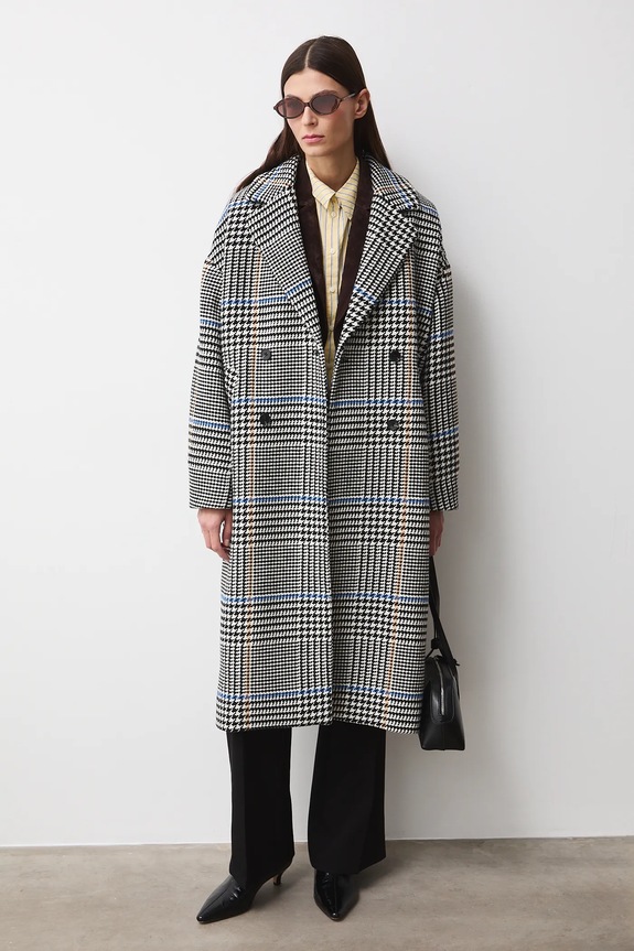 Płaszcz z domieszką wełny damski dwurzędowy w kratę RS26-KPD100 czarny RS26