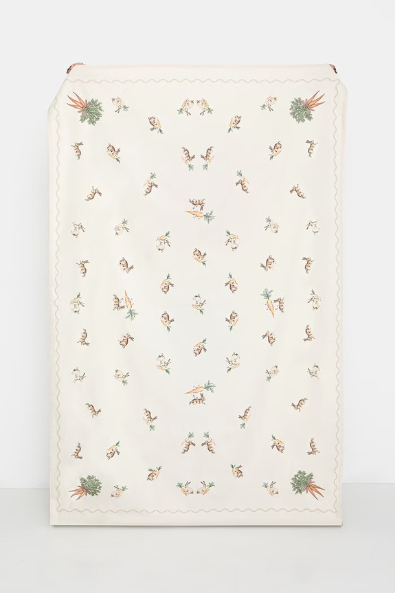 Obrus bawełniany z nadrukiem i haftem 120 x 180 cm beżowy RS26-ORU423