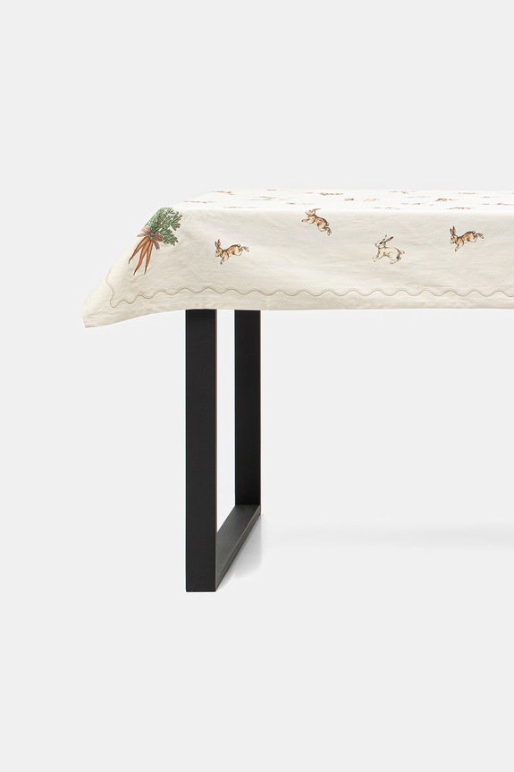 Obrus bawełniany z nadrukiem i haftem 120 x 180 cm beżowy RS26-ORU423