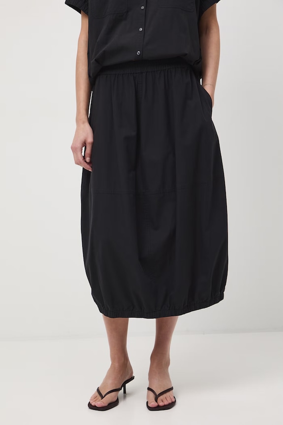 Spódnica midi z przeszyciami RS26-SDD500 czarny RS26