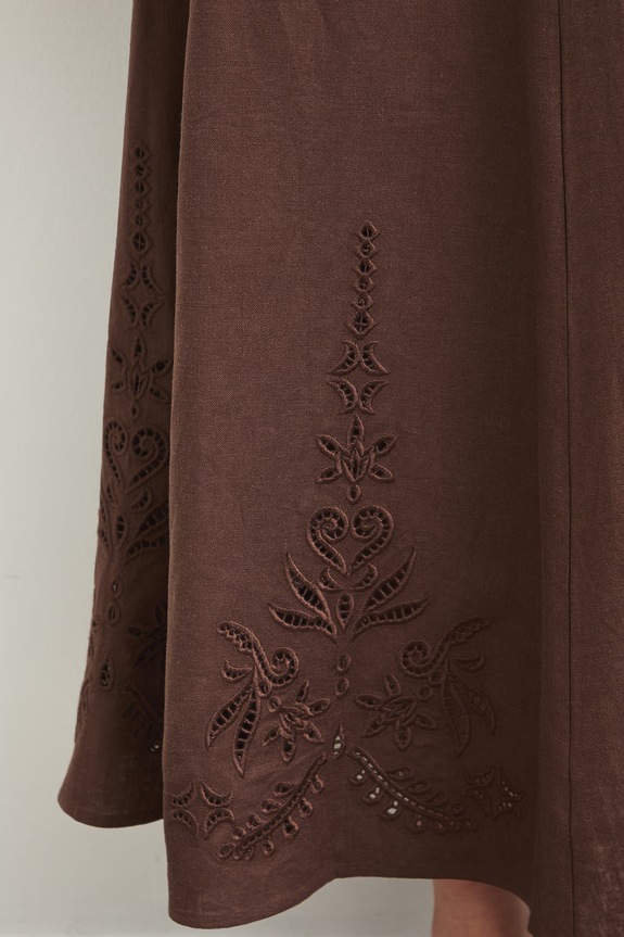 Sukňa áčkového strihu s ľanom s výšivkou hnedá RS26-SDD903