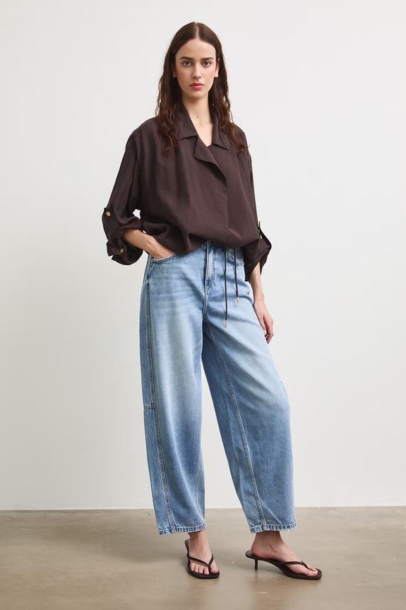 Jeansy slouchy damskie z efektem sprania niebieski RS26-SJD901