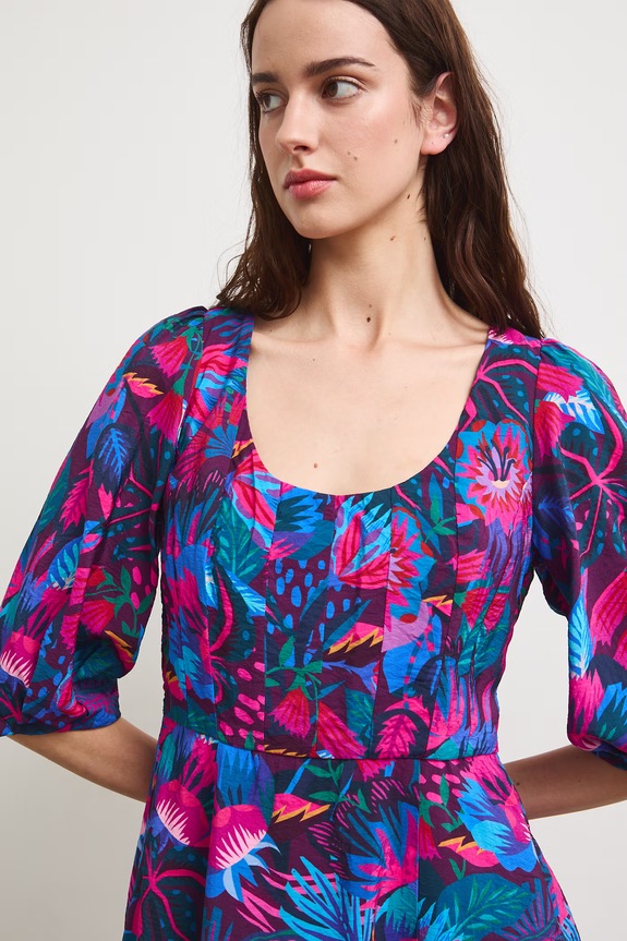 Sukienka rozkloszowana z wiskozą z motywem roślinnym multicolor RS26-SUD092