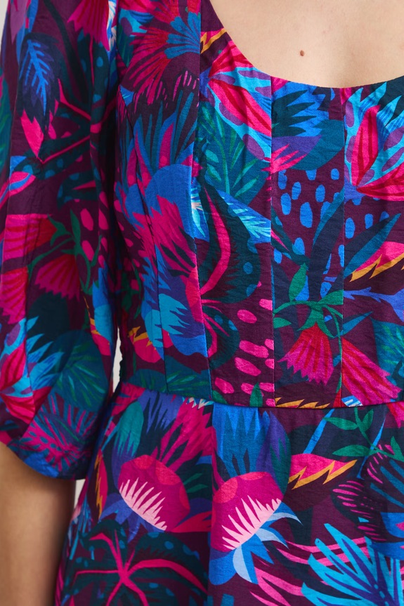 Sukienka rozkloszowana z wiskozą z motywem roślinnym RS26-SUD092 multicolor