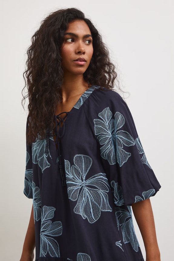 Sukienka rozkloszowana z lnem granatowy RS26-SUD811