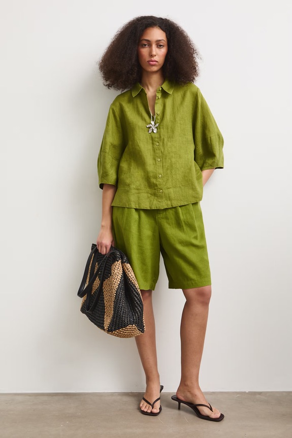 Bermudy damskie z lnem gładkie zielony RS26-SZD904