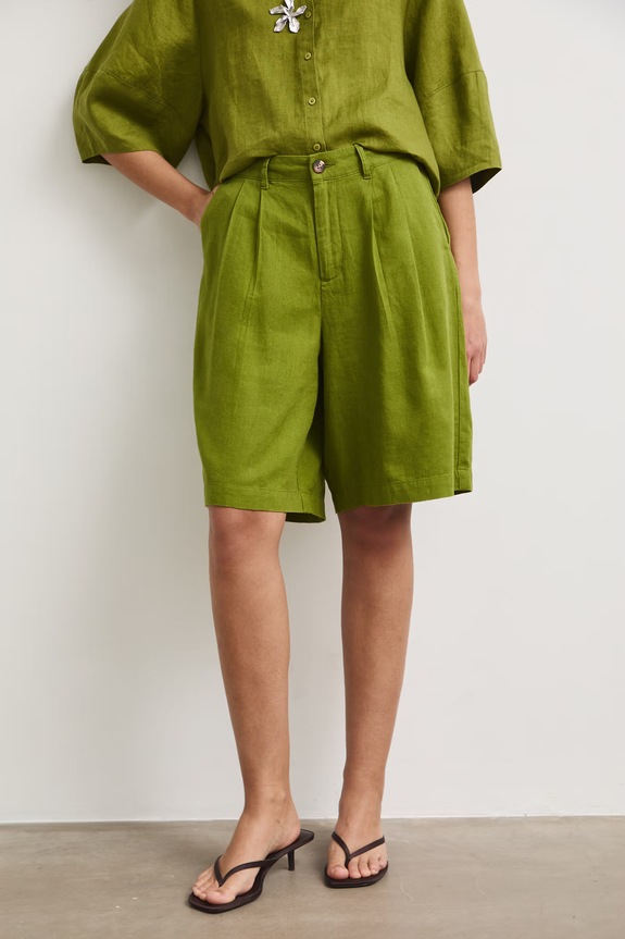Bermudy damskie z lnem gładkie zielony RS26-SZD904