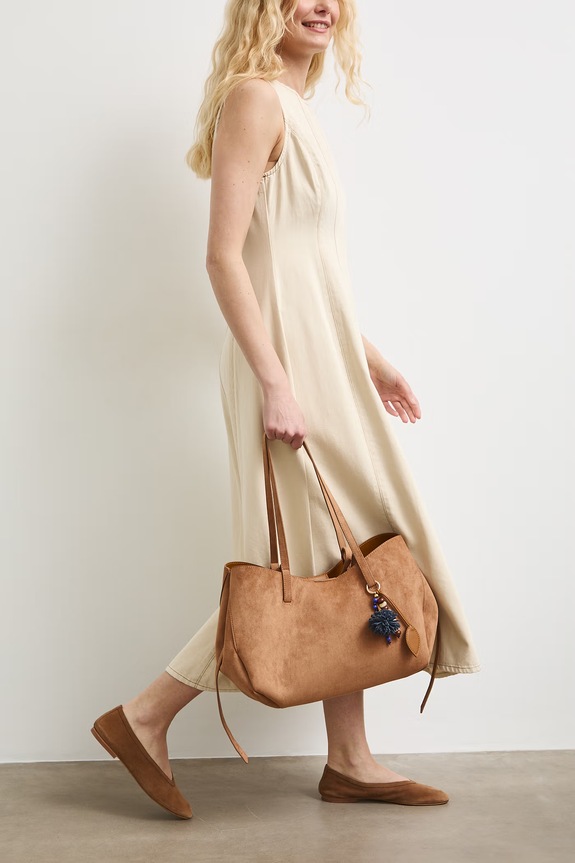 Shopperka damska z imitacji zamszu z brelokiem brązowy RS26-TOD803