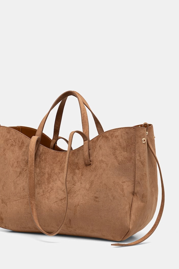 Shopperka damska z imitacji zamszu z brelokiem brązowy RS26-TOD803