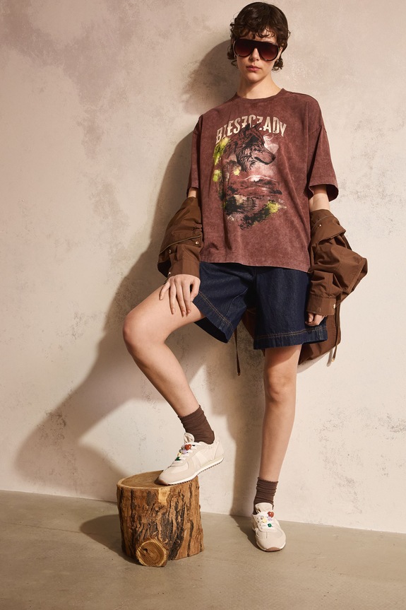 T-shirt oversize damski bawełniany z kolekcji Bieszczadzki Park Narodowy x Medicine brązowy RS26-TSD858