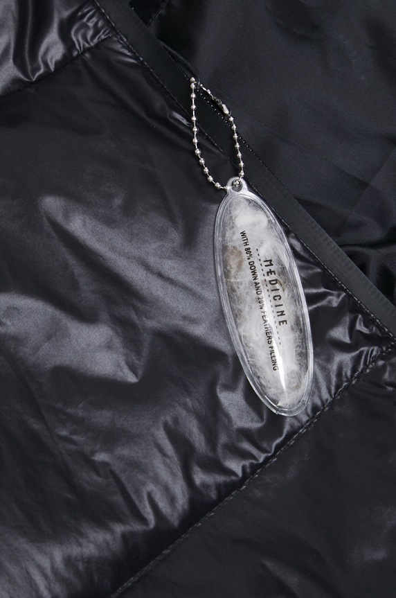 Płaszcz puchowy damski ocieplany kolor czarny RW22.KPD902