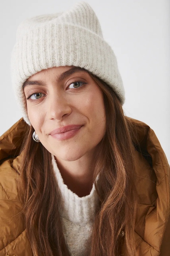Czapka damska beanie prążkowana kolor beżowy średniej grubości beżowy RW24-CAD808