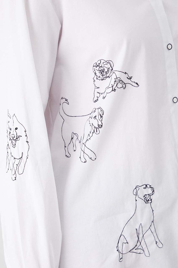 Koszula damska z kolekcji na Dzień Psa z domieszką elastanu z aplikacją kolor biały RW24-KDD430