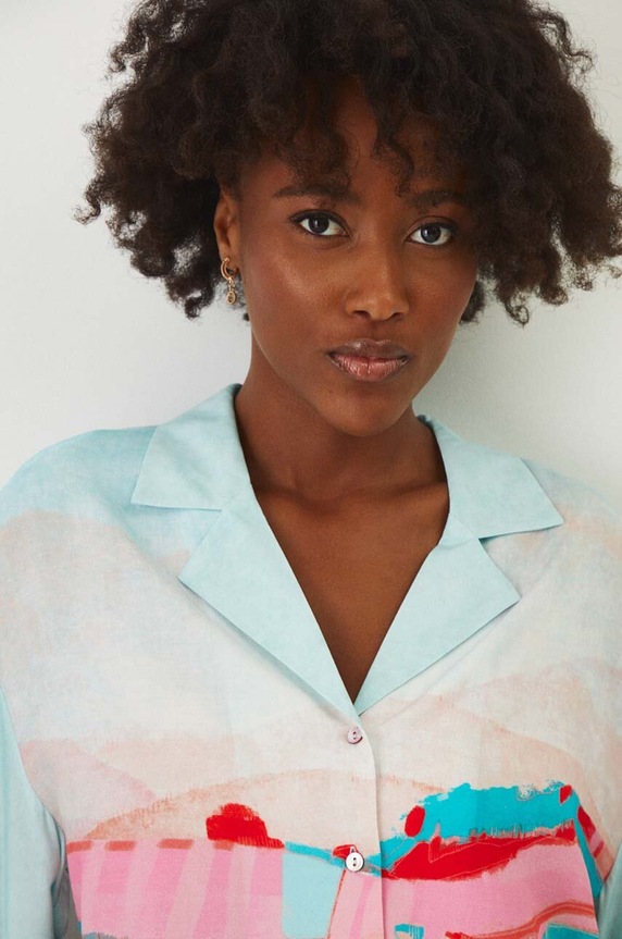 Koszula damska oversize z kolekcji Magia Miejsc kolor multicolor RW24-KKD150