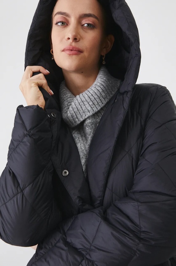 Płaszcz puchowy damski z paskiem pikowany kolor czarny czarny RW24-KPD601