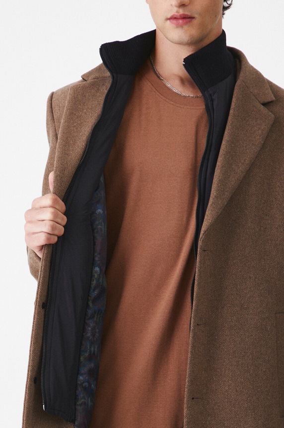 Płaszcz z domieszką wełny męski melanżowy kolor brązowy RW24-KPM506