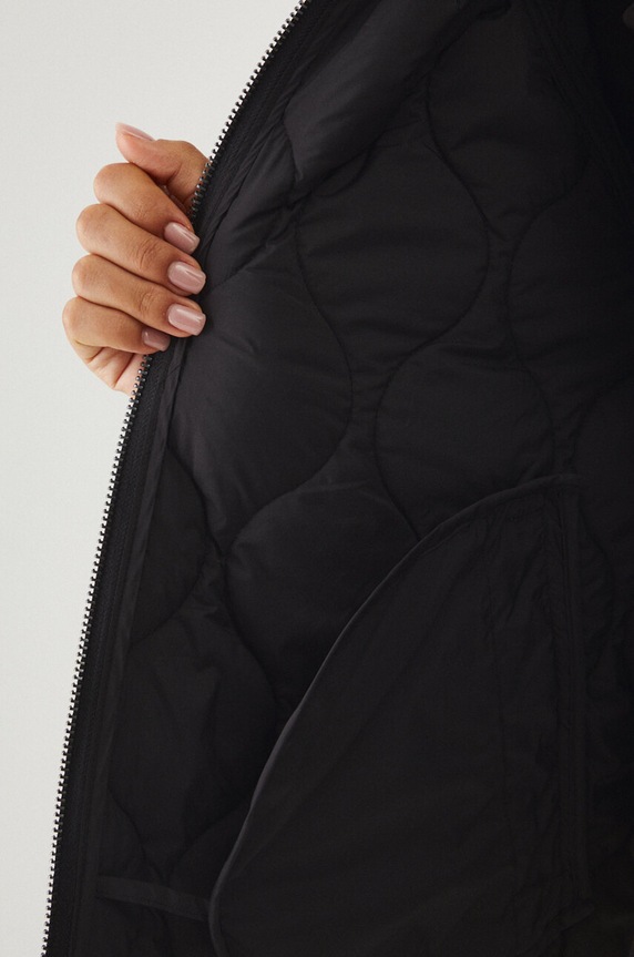 Kurtka damska oversize pikowana kolor czarny RW24-KUD300