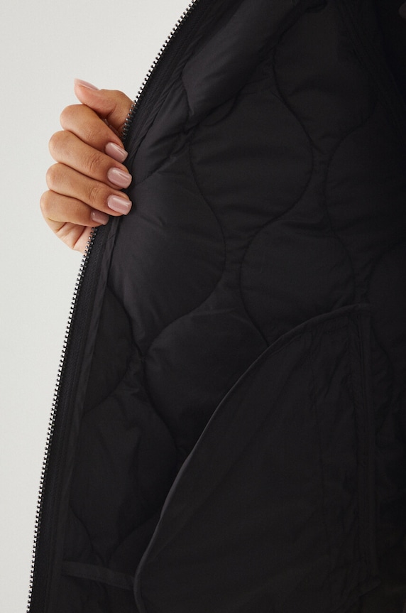 Kurtka damska oversize pikowana kolor czarny RW24-KUD300