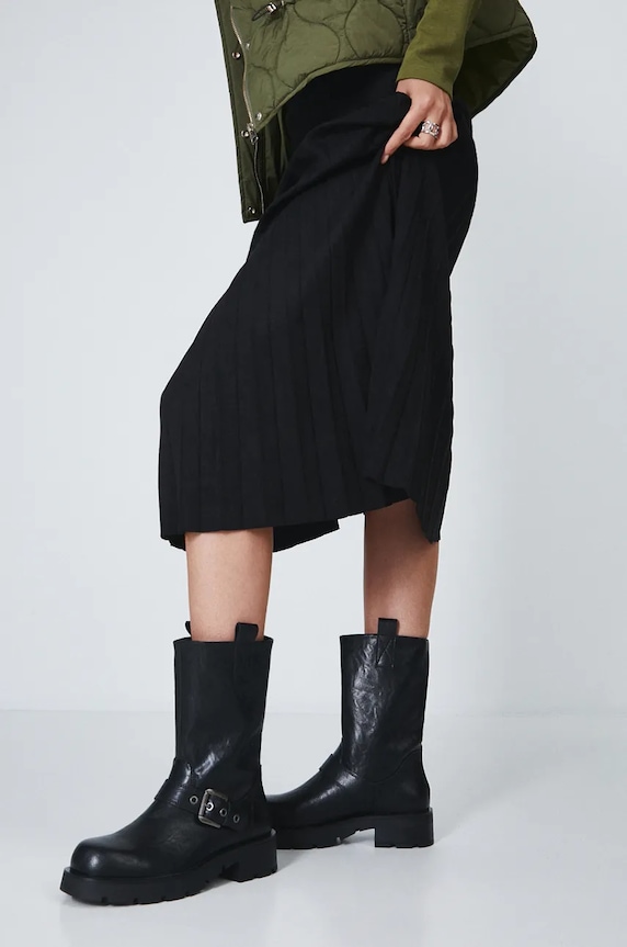 Nízké kozačky dámské s ozdobnou sponou černá barva RW24-OBD702