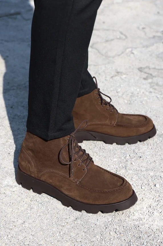 Buty zamszowe męskie z ozdobnymi przeszyciami kolor brązowy lekko ocieplane brązowy RW24-OBM505