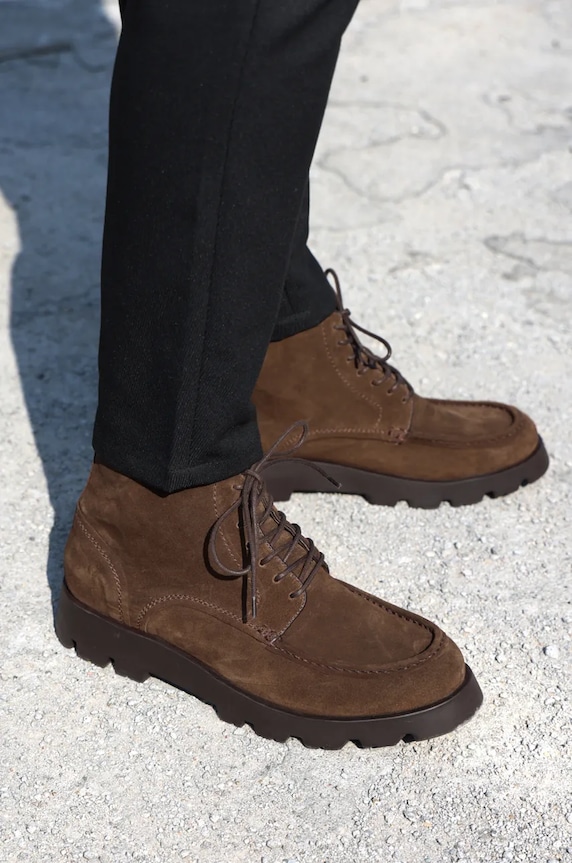 Buty zamszowe męskie z ozdobnymi przeszyciami kolor brązowy lekko ocieplane brązowy RW24-OBM505