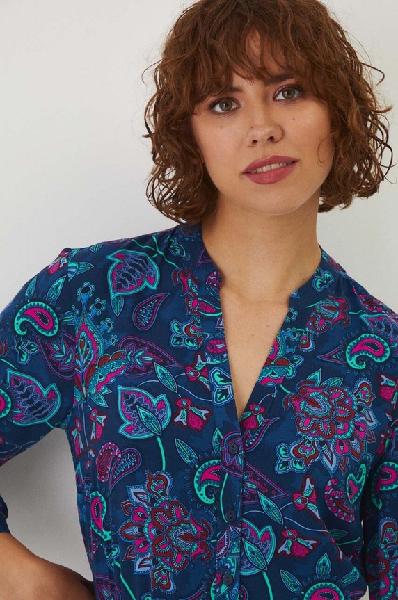 Sukienka damska midi z paskiem wzorzysta kolor granatowy granatowy RW24-SUD030