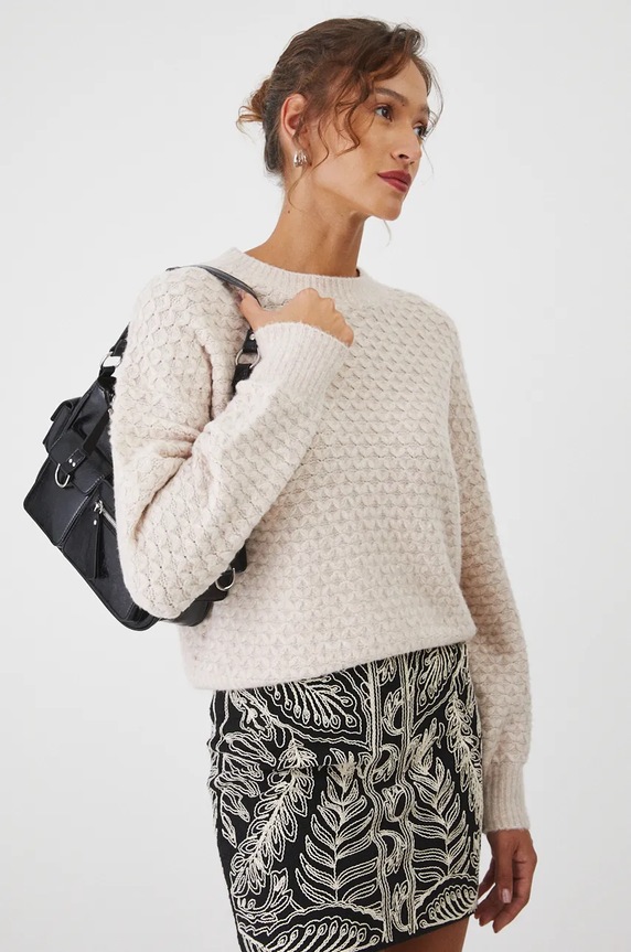 Sweter z domieszką wełny damski z fakturą kolor beżowy beżowy RW24-SWD084