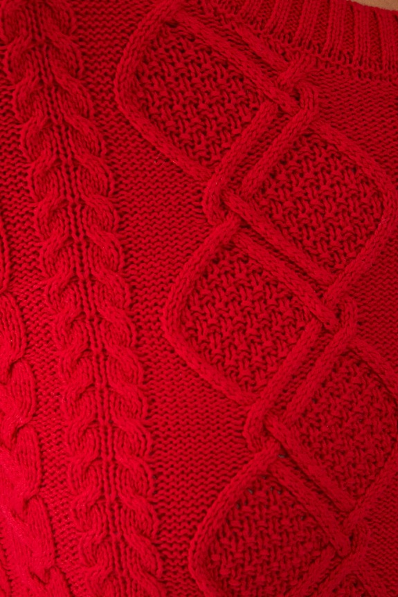 Sweter damski z warkoczowym splotem kolor czerwony RW24.SWD0A1 czerwony