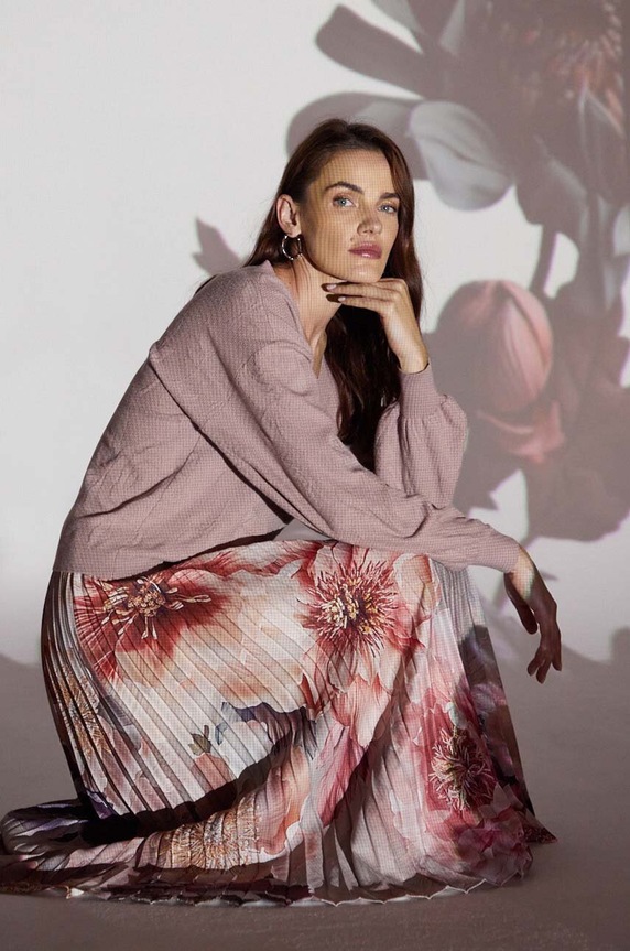 Svetr dámský žakárový vzor růžová barva RW24-SWD410